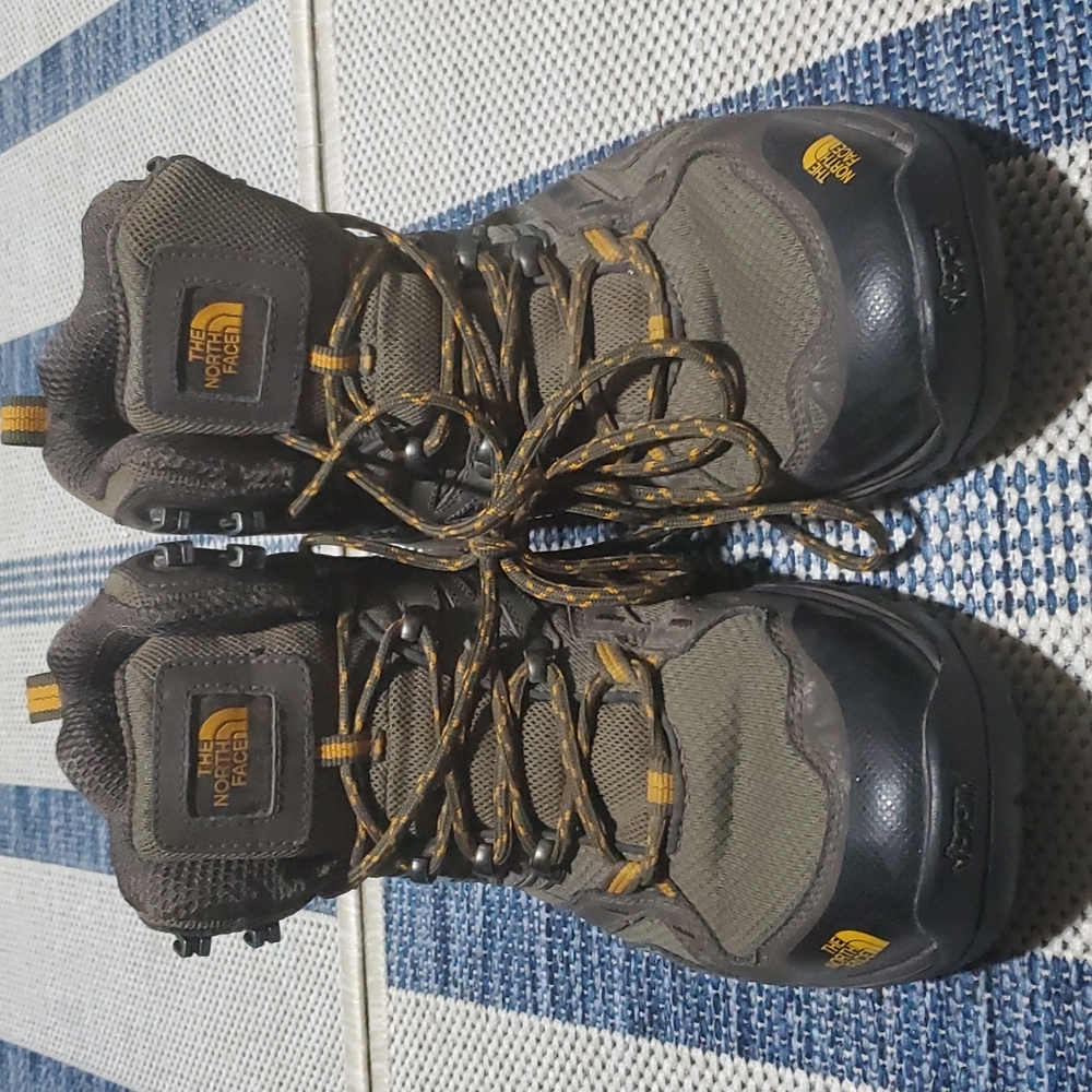 Mens 10.5 north face boots